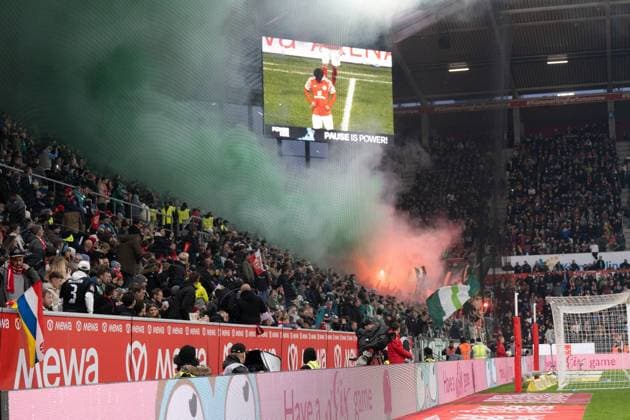 01 11 2025, xhfmx, Soccer 1 Bundesliga, FSV Mainz 05 Werder Bremen Pyrotechnics in Werder Bremen Block DFL DFB REGULATIONS PROHIBIT ANY USE OF PHOTOGRAPHS as IMAGE SEQUENCES and or QUASI VIDEO Mainz
