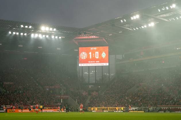 01 11 2025, xhfmx, Soccer 1 Bundesliga, FSV Mainz 05 Werder Bremen Fog in the MEWA Arena caused by pyrotechnics of Bremen fans DFL DFB REGULATIONS PROHIBIT ANY USE OF PHOTOGRAPHS as IMAGE SEQUENCES and or QUASI VIDEO Mainz