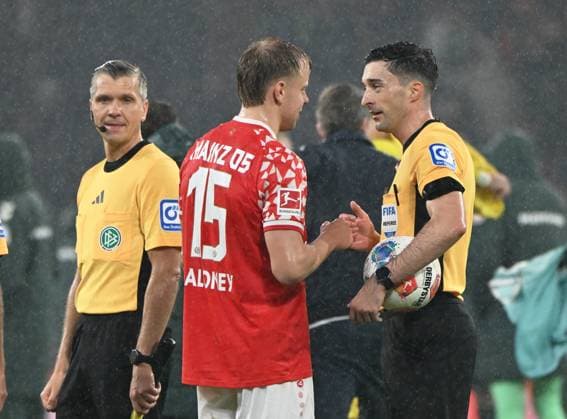 Soccer Bundesliga Season 2025 2026 Mewa Arena Mainz 01 11 2025 1 FSV Mainz 05 mz SV Werder Bremen hb Lennard MALONEY 1 FSV Mainz 05 , li Referee Florian BADSTUEBER DFL REGULATIONS PROHIBIT ANY USE OF PHOTOGRAPHS AS IMAGE SEQUENCES AND OR QUASI VIDEO EDITORIAL USE ONLY NATIONAL AND INTERNATIONAL NEWS AGENCIES OUT Soccer Bundesliga 1 FSV Mainz 05