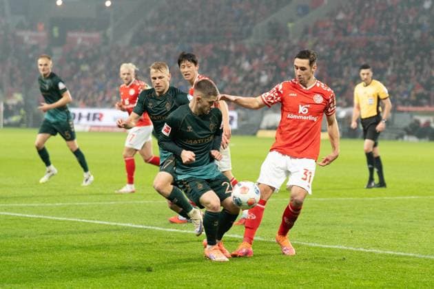 01 11 2025, xhfmx, Soccer 1 Bundesliga, FSV Mainz 05 Werder Bremen v l Romano Schmid SV Werder Bremen in duel with Dominik Kohr 1 FSV Mainz 05 DFL DFB REGULATIONS PROHIBIT ANY USE OF PHOTOGRAPHS as IMAGE SEQUENCES and or QUASI VIDEO Mainz