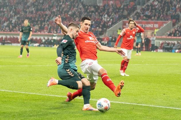 01 11 2025, xhfmx, Soccer 1 Bundesliga, FSV Mainz 05 Werder Bremen v l Romano Schmid SV Werder Bremen in duel with Dominik Kohr 1 FSV Mainz 05 DFL DFB REGULATIONS PROHIBIT ANY USE OF PHOTOGRAPHS as IMAGE SEQUENCES and or QUASI VIDEO Mainz