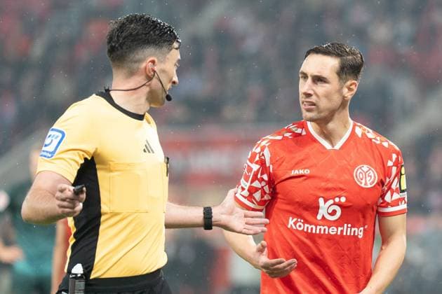 01 11 2025, xhfmx, Soccer 1 Bundesliga, FSV Mainz 05 Werder Bremen v l Florian Badstübner Referee in exchange with Dominik Kohr 1 FSV Mainz 05 DFL DFB REGULATIONS PROHIBIT ANY USE OF PHOTOGRAPHS as IMAGE SEQUENCES and or QUASI VIDEO Mainz