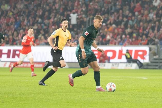 01 11 2025, xhfmx, Soccer 1 Bundesliga, FSV Mainz 05 Werder Bremen Keke Topp SV Werder Bremen DFL DFB REGULATIONS PROHIBIT ANY USE OF PHOTOGRAPHS as IMAGE SEQUENCES and or QUASI VIDEO Mainz