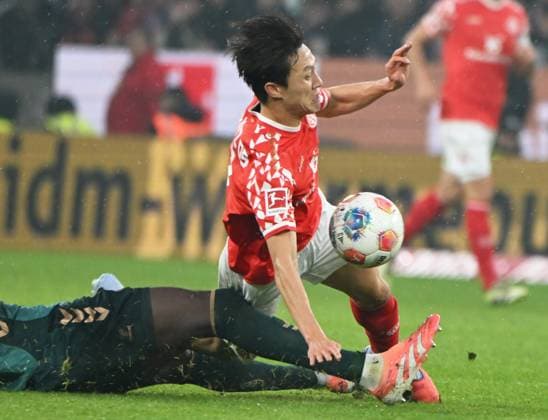 Soccer Bundesliga Season 2025 2026 Mewa Arena Mainz 01 11 2025 1 FSV Mainz 05 mz SV Werder Bremen hb 1 1 Jae Sung LEE 1 FSV Mainz 05 is fouled DFL REGULATIONS PROHIBIT ANY USE OF PHOTOGRAPHS AS IMAGE SEQUENCES AND OR QUASI VIDEO EDITORIAL USE ONLY NATIONAL AND INTERNATIONAL NEWS AGENCIES OUT Soccer Bundesliga 1 FSV Mainz 05