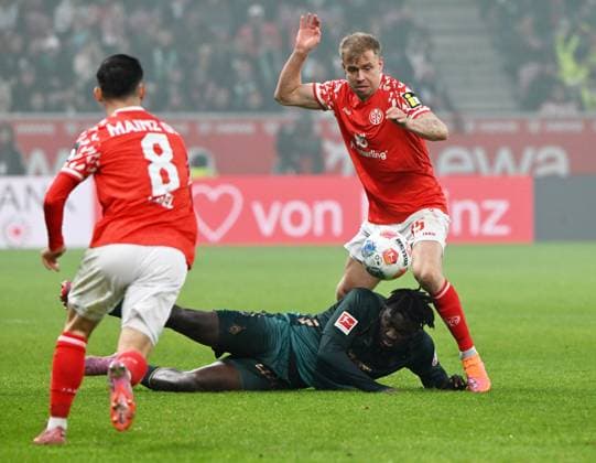 Soccer Bundesliga Season 2025 2026 Mewa Arena Mainz 01 11 2025 1 FSV Mainz 05 mz SV Werder Bremen hb 1 1 Lennard MALONEY 1 FSV Mainz 05 , re Karim COULIBALY SV Werder Bremen on the ground DFL REGULATIONS PROHIBIT ANY USE OF PHOTOGRAPHS AS IMAGE SEQUENCES AND OR QUASI VIDEO EDITORIAL USE ONLY NATIONAL AND INTERNATIONAL NEWS AGENCIES OUT Soccer Bundesliga 1 FSV Mainz 05
