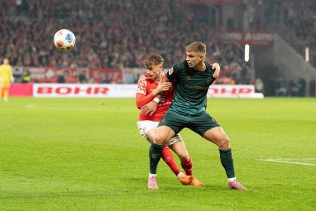 01 11 2025, xhfmx, Soccer 1 Bundesliga, FSV Mainz 05 Werder Bremen v l Nikolas Veratschnig 1 FSV Mainz 05 and Keke Topp SV Werder Bremen in a duel DFL DFB REGULATIONS PROHIBIT ANY USE OF PHOTOGRAPHS as IMAGE SEQUENCES and or QUASI VIDEO Mainz