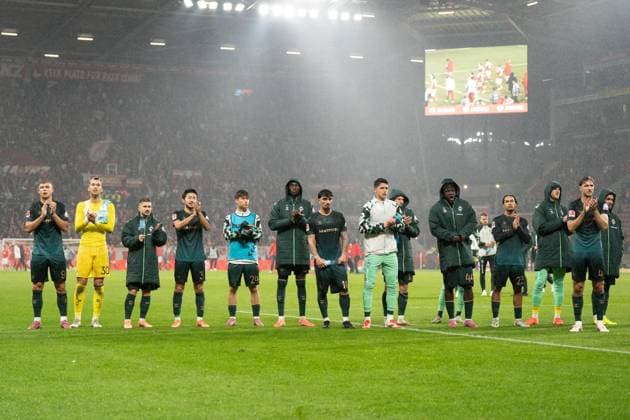 01 11 2025, xhfmx, Soccer 1 Bundesliga, FSV Mainz 05 Werder Bremen The Werder Bremen Fans run to the mtigereisten Fans DFL DFB REGULATIONS PROHIBIT ANY USE OF PHOTOGRAPHS as IMAGE SEQUENCES and or QUASI VIDEO Mainz