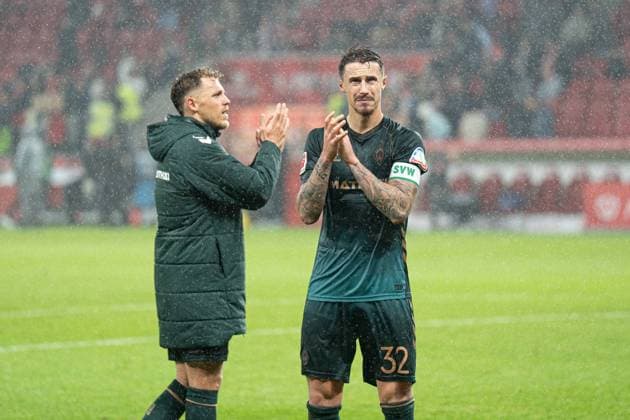 01 11 2025, xhfmx, Soccer 1 Bundesliga, FSV Mainz 05 Werder Bremen v l Macro Grüll SV Werder Bremen and Marco Friedl SV Werder Bremen applaud the fans DFL DFB REGULATIONS PROHIBIT ANY USE OF PHOTOGRAPHS as IMAGE SEQUENCES and or QUASI VIDEO Mainz