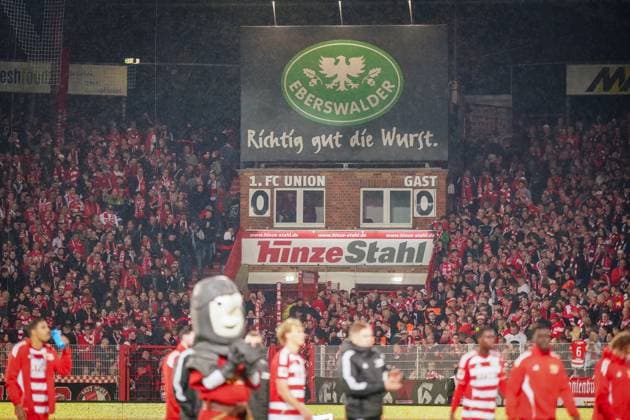 Germany Football Bundesliga 2025 26, 9 Matchday 1 FC Union Berlin vs SC Freiburg An der Alten Försterei Berlin After the final whistle, the scoreboard remains at 0-0, but the Union fans celebrate loudly in the stands Emotional atmosphere in Köpenick, lights, chants and red and white scarves characterize the atmosphere Keywords Union Berlin, Bundesliga, final whistle, fans, atmosphere, stadium, Berlin, soccer, emotions, end of match Copyright: xJOERANxSTEINSIEKx