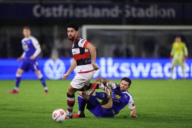 01 11 2025, Soccer, Men, Regionalliga Nord, Matchday 17, BSV Kickers Emden Altona 93 Tido Steffens blue 21 BSV Kickers Emden in a duel with Hasan Deniz Yilmaz 2 Altona 93