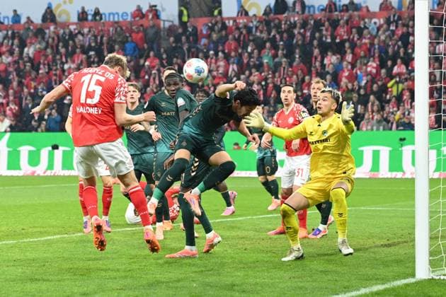 Lennard MALONEY MZ Goal chance action, duel, against goalkeeper HB 1 FSV Mainz 05 MZ SV Werder Bremen HB 1 1 Football 1 Bundesliga season 2025 2026, 9 Spieltag, Spieltag9, matchday9, am 01 11 2025, MEWA Arena Mainz DFL regulations prohibit any use of photographs as image sequences and or quasi video Â