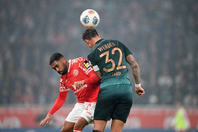 Kaishu SANO MZ vs Marco FRIEDL HB Header duel, action, duel, 1 FSV Mainz 05 MZ SV Werder Bremen HB 1 1 Football 1 Bundesliga Season 2025 2026, 9 Matchday, Spieltag9, matchday9, am 01 11 2025, MEWA Arena Mainz DFL regulations prohibit any use of photographs as image sequences and or quasi video Â