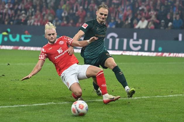 Dominik HOLLERBACH MZ vs Amos PIEPER HB Action, duel, 1 FSV Mainz 05 MZ SV Werder Bremen HB 1 1 Football 1 Bundesliga Season 2025 2026, 9 Spieltag, Spieltag9, matchday9, am 01 11 2025, MEWA Arena Mainz DFL regulations prohibit any use of photographs as image sequences and or quasi video Â