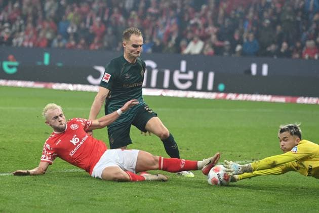 Dominik HOLLERBACH MZ against Amos PIEPER HB and goalkeeper Milo BACKHAUS HB Action, duel, 1 FSV Mainz 05 MZ SV Werder Bremen HB 1 1 Football 1 Bundesliga season 2025 2026, 9 Spieltag, Spieltag9, matchday9, am 01 11 2025, MEWA Arena Mainz DFL regulations prohibit any use of photographs as image sequences and or quasi video Â