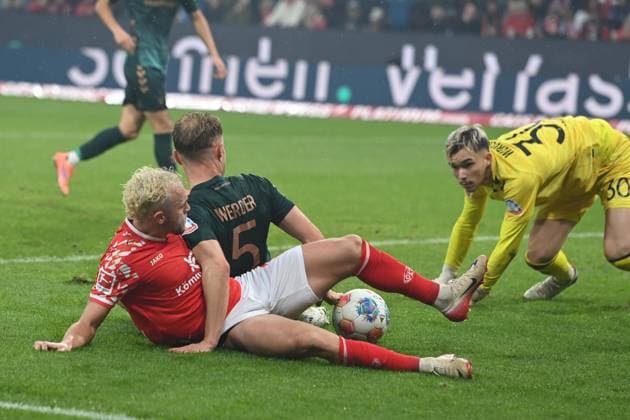 Dominik HOLLERBACH MZ against Amos PIEPER HB and goalkeeper Milo BACKHAUS HB Action, duel, 1 FSV Mainz 05 MZ SV Werder Bremen HB 1 1 Football 1 Bundesliga season 2025 2026, 9 Spieltag, Spieltag9, matchday9, am 01 11 2025, MEWA Arena Mainz DFL regulations prohibit any use of photographs as image sequences and or quasi video Â