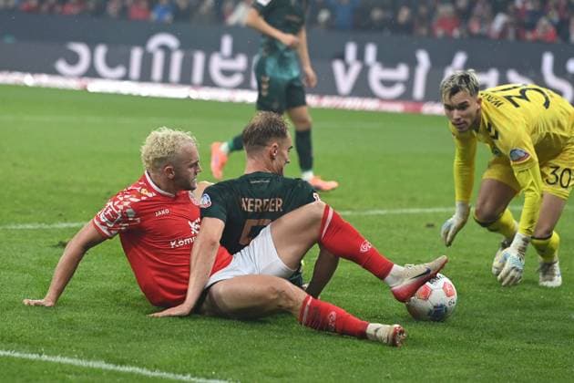 Dominik HOLLERBACH MZ against Amos PIEPER HB and goalkeeper Milo BACKHAUS HB Action, duel, 1 FSV Mainz 05 MZ SV Werder Bremen HB 1 1 Football 1 Bundesliga season 2025 2026, 9 Spieltag, Spieltag9, matchday9, am 01 11 2025, MEWA Arena Mainz DFL regulations prohibit any use of photographs as image sequences and or quasi video Â