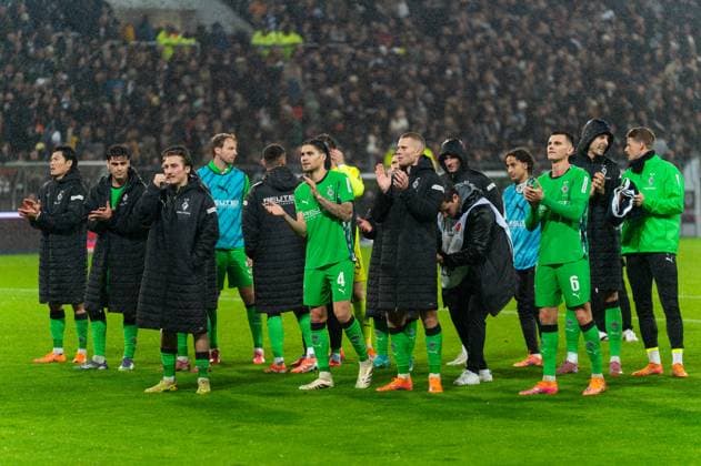 Gladbach team cheers after victory end of match in front of the fans, Giovanni Reyna Borussia Moenchengladbach, 13 , Rocco Reitz Borussia Moenchengladbach, 27 , Kevin Diks Borussia Moenchengladbach, 04 , Nico Elvedi Borussia Moenchengladbach, 30 , Yannik Engelhardt Borussia Moenchengladbach, 06 , GER, FC St Pauli vs Borussia Moenchengladbach, Football, Bundesliga, Matchday 9, Season 2025 2026, 01 11 2025 DFL REGULATIONS PROHIBIT ANY USE OF PHOTOGRAPHS AS IMAGE SEQUENCES AND OR QUASI VIDEO GER, FC St Pauli vs Borussia Moenchengladbach, Football, Bundesliga, Matchday 9, Season 2025 2026, 01 11 2025 Hamburg Copyright: xEibner-Pressefoto MaxxVincenx EP_MVN