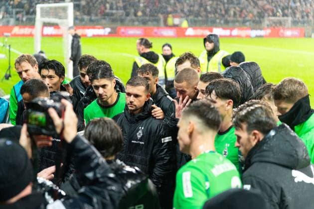 Gladbach team talking to the fans Ultras after the win, Kevin Stoeger Borussia Moenchengladbach, 07 , Nico Elvedi Borussia Moenchengladbach, 30 , GER, FC St Pauli vs Borussia Moenchengladbach, Football, Bundesliga, Matchday 9, Season 2025 2026, 01 11 2025 DFL REGULATES PROHIBIT ANY USE OF PHOTOGRAPHS AS IMAGE SEQUENCES AND OR QUASI VIDEO GER, FC St Pauli vs Borussia Moenchengladbach, Football, Bundesliga, Matchday 9, Season 2025 2026, 01 11 2025 Hamburg Copyright: xEibner-Pressefoto MaxxVincenx EP_MVN