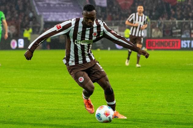 Abdoulie Ceesay FC St Pauli, 09 on the dribble, GER, FC St Pauli vs Borussia Moenchengladbach, Football, Bundesliga, Matchday 9, Season 2025 2026, 01 11 2025 DFL REGULATES PROHIBIT ANY USE OF PHOTOGRAPHS AS IMAGE SEQUENCES AND OR QUASI VIDEO GER, FC St Pauli vs Borussia Moenchengladbach, Football, Bundesliga, Matchday 9, Season 2025 2026, 01 11 2025 Hamburg Copyright: xEibner-Pressefoto MaxxVincenx EP_MVN