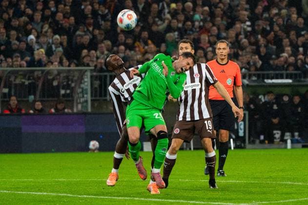 Abdoulie Ceesay FC St Pauli, 09 in duel, fight for the ball with Joe Scally Borussia Moenchengladbach, 29 , GER, FC St Pauli vs Borussia Moenchengladbach, Football, Bundesliga, Matchday 9, Season 2025 2026, 01 11 2025 DFL REGULATES PROHIBIT ANY USE OF PHOTOGRAPHS AS IMAGE SEQUENCES AND OR QUASI VIDEO GER, FC St Pauli vs Borussia Moenchengladbach, Football, Bundesliga, Matchday 9, Season 2025 2026, 01 11 2025 Hamburg Copyright: xEibner-Pressefoto MaxxVincenx EP_MVN