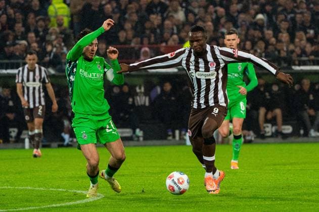 Abdoulie Ceesay FC St Pauli, 09 dribbling against Rocco Reitz Borussia Moenchengladbach, 27 , GER, FC St Pauli vs Borussia Moenchengladbach, Football, Bundesliga, Matchday 9, Season 2025 2026, 01 11 2025 DFL REGULATES PROHIBIT ANY USE OF PHOTOGRAPHS AS IMAGE SEQUENCES AND OR QUASI VIDEO GER, FC St Pauli vs Borussia Moenchengladbach, Football, Bundesliga, Matchday 9, Season 2025 2026, 01 11 2025 Hamburg Copyright: xEibner-Pressefoto MaxxVincenx EP_MVN
