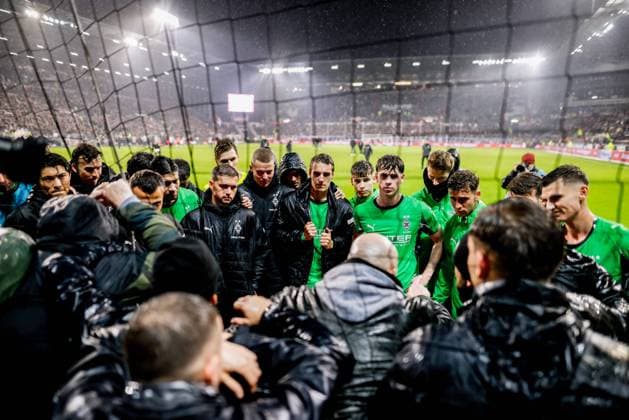 Hamburg, November 1, 2025 Football, 1 Bundesliga 2025 26, FC St Pauli Borussia MoÌˆnchengladbach Borussia MoÌˆnchengladbach players after the final whistle in front of the fan block DFL REGULATIONS PROHIBIT ANY USE OF PHOTOGRAPHS AS IMAGE SEQUENCES AND OR QUASI VIDEO