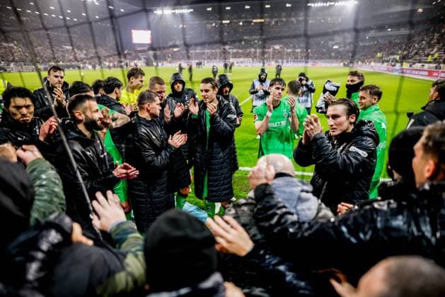 Hamburg, November 1, 2025 Football, 1 Bundesliga 2025 26, FC St Pauli Borussia MoÌˆnchengladbach Borussia MoÌˆnchengladbach players after the final whistle in front of the fan block DFL REGULATIONS PROHIBIT ANY USE OF PHOTOGRAPHS AS IMAGE SEQUENCES AND OR QUASI VIDEO