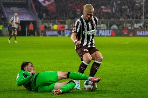Joe Scally Borussia Moenchengladbach, 29 in duel, fight for the ball with Louis Oppie FC St Pauli, 23 , GER, FC St Pauli vs Borussia Moenchengladbach, Football, Bundesliga, Matchday 9, Season 2025 2026, 01 11 2025 DFL REGULATES PROHIBIT ANY USE OF PHOTOGRAPHS AS IMAGE SEQUENCES AND OR QUASI VIDEO GER, FC St Pauli vs Borussia Moenchengladbach, Football, Bundesliga, Matchday 9, Season 2025 2026, 01 11 2025 Hamburg Copyright: xEibner-Pressefoto MaxxVincenx EP_MVN