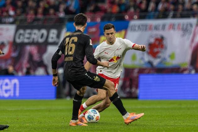 GER, Bundesliga, RB Leipzig VfB Stuttgart 01 11 2025, Red Bull Arena, Leipzig, GER, Bundesliga, RB Leipzig VfB Stuttgart Christoph Baumgartner RB Leipzig 14 , Atakan Karazor VfB Stuttgart 16 Â nordphotoxGmbHxx xAlexanderxTrienitz nph00051