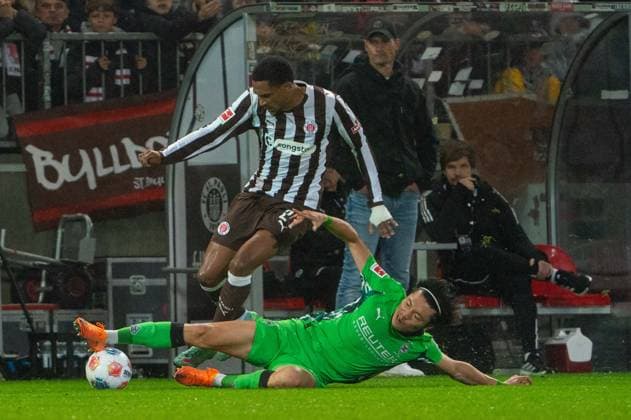 Shuto Machino Borussia Moenchengladbach, 18 graetsche vs Andreas Hountondji FC St Pauli, 27 , GER, FC St Pauli vs Borussia Moenchengladbach, Football, Bundesliga, Matchday 9, Season 2025 2026, 01 11 2025 DFL REGULATES PROHIBIT ANY USE OF PHOTOGRAPHS AS IMAGE SEQUENCES AND OR QUASI VIDEO GER, FC St Pauli vs Borussia Moenchengladbach, Football, Bundesliga, Matchday 9, Season 2025 2026, 01 11 2025 Hamburg Copyright: xEibner-Pressefoto MaxxVincenx EP_MVN
