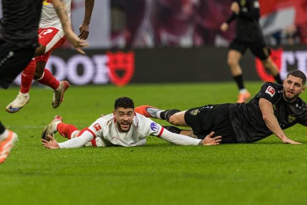 GER, Bundesliga, RB Leipzig VfB Stuttgart 01 11 2025, Red Bull Arena, Leipzig, GER, Bundesliga, RB Leipzig VfB Stuttgart Romulo RB Leipzig 40 on the ground after a foul by Jeff Chabot VfB Stuttgart 24 Â nordphotoxGmbHxx xAlexanderxTrienitz nph00051