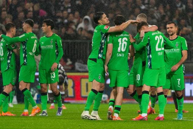 Gladbach team cheers after victory end of match, Yannik Engelhardt Borussia Moenchengladbach, 06 , Giovanni Reyna Borussia Moenchengladbach, 13 , Philipp Sander Borussia Moenchengladbach, 16 , Nico Elvedi Borussia Moenchengladbach, 30 , Oscar Fraulo Borussia Moenchengladbach, 22 , Kevin Stoeger Borussia Moenchengladbach, 07 , GER, FC St Pauli vs Borussia Moenchengladbach, Football, Bundesliga, Matchday 9, Season 2025 2026, 01 11 2025 DFL REGULATES PROHIBIT ANY USE OF PHOTOGRAPHS AS IMAGE SEQUENCES AND OR QUASI VIDEO GER, FC St Pauli vs Borussia Moenchengladbach, Football, Bundesliga, Matchday 9, Season 2025 2026, 01 11 2025 Hamburg Copyright: xEibner-Pressefoto MaxxVincenx EP_MVN