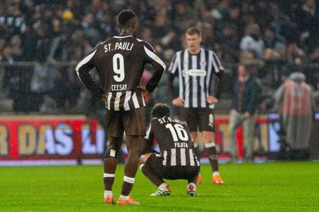 Pauli disappointment after defeat, Abdoulie Ceesay FC St Pauli, 09 , Joel Chima Fujita FC St Pauli, 16 , Eric Smith FC St Pauli, 08 , GER, FC St Pauli vs Borussia Moenchengladbach, Football, Bundesliga, Matchday 9, Season 2025 2026, 01 11 2025 DFL REGULATES PROHIBIT ANY USE OF PHOTOGRAPHS AS IMAGE SEQUENCES AND OR QUASI VIDEO GER, FC St Pauli vs Borussia Moenchengladbach, Football, Bundesliga, Matchday 9, Season 2025 2026, 01 11 2025 Hamburg Copyright: xEibner-Pressefoto MaxxVincenx EP_MVN