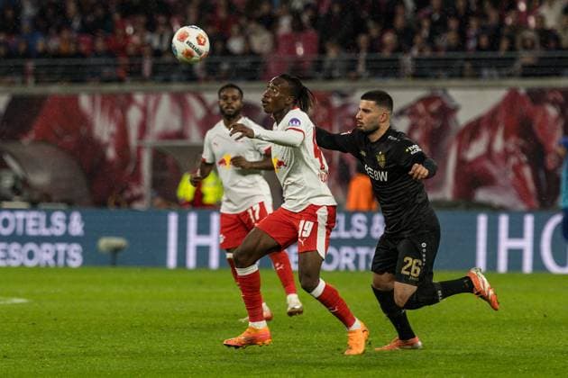 GER, Bundesliga, RB Leipzig VfB Stuttgart 01 11 2025, Red Bull Arena, Leipzig, GER, Bundesliga, RB Leipzig VfB Stuttgart Yan Diomande RB Leipzig 49 , Deniz Undav VfB Stuttgart 26 Â nordphotoxGmbHxx xAlexanderxTrienitz nph00051