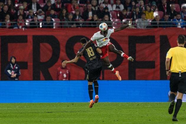 GER, Bundesliga, RB Leipzig VfB Stuttgart 01 11 2025, Red Bull Arena, Leipzig, GER, Bundesliga, RB Leipzig VfB Stuttgart Castello Lukeba RB Leipzig 23 , Jamie Leweling VfB Stuttgart 18 Â nordphotoxGmbHxx xAlexanderxTrienitz nph00051
