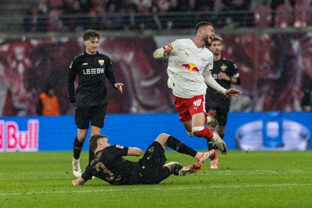 GER, Bundesliga, RB Leipzig VfB Stuttgart 01 11 2025, Red Bull Arena, Leipzig, GER, Bundesliga, RB Leipzig VfB Stuttgart Romulo RB Leipzig 40 is fouled by Ramon Hendriks VfB Stuttgart 3 Â nordphotoxGmbHxx xAlexanderxTrienitz nph00051