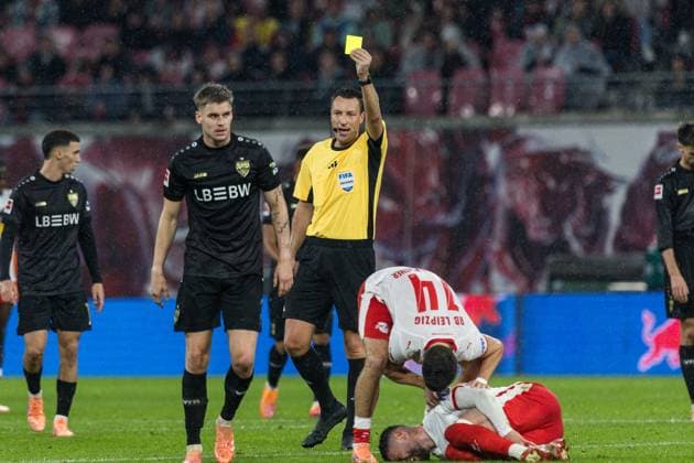 GER, Bundesliga, RB Leipzig VfB Stuttgart 01 11 2025, Red Bull Arena, Leipzig, GER, Bundesliga, RB Leipzig VfB Stuttgart Ramon Hendriks VfB Stuttgart 3 gets the yellow card from referee Sven Jablonski Â nordphotoxGmbHxx xAlexanderxTrienitz nph00051
