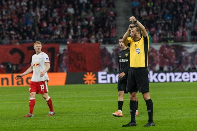 GER, Bundesliga, RB Leipzig VfB Stuttgart 01 11 2025, Red Bull Arena, Leipzig, GER, Bundesliga, RB Leipzig VfB Stuttgart Referee Sven Jablonski points to the clock Â nordphotoxGmbHxx xAlexanderxTrienitz nph00051