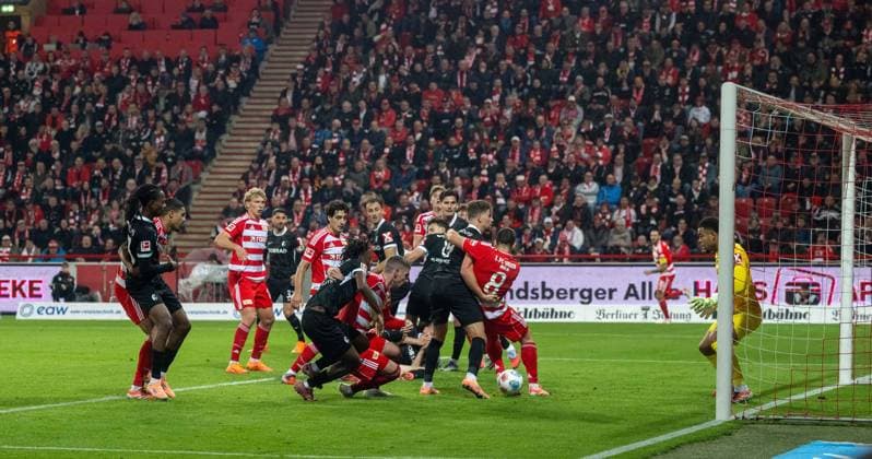 Soccer, Men, Season 2025 2026, 1 Bundesliga 9 Matchday , 1 FC Union Berlin SC Freiburg, offside by Rani Khedira r 8, 1 FC Union Berlin after alleged goal by Andrej Ilic M , 1 FC Union Berlin to 1 0, 01 11 2025, Copyright: xMatthiasxKochx