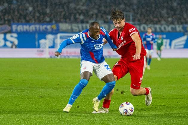 Rostock, Germany 01 November 2025 3 Liga 2025 2026 FC Hansa Rostock vs SC Verl In the picture from left in a duel Christian Kinsombi Hansa Rostock and Fynn Otto SC Verl DFB regulations prohibit any use of photographs as image sequences and or quasi video Copyright: xFotostandx xVoelkerx