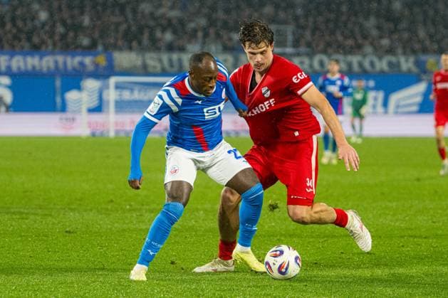 Rostock, Germany 01 November 2025 3 Liga 2025 2026 FC Hansa Rostock vs SC Verl In the picture from left in a duel Christian Kinsombi Hansa Rostock and Fynn Otto SC Verl DFB regulations prohibit any use of photographs as image sequences and or quasi video Copyright: xFotostandx xVoelkerx