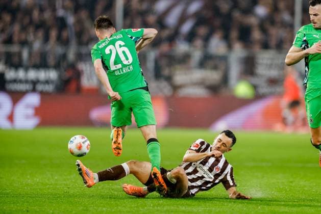 Hamburg, 1 November 2025 Football, 1 Bundesliga 2025 26, FC St Pauli Borussia MoÌˆnchengladbach Lukas Ullrich Borussia MoÌˆnchengladbach, 26 , Manolis Saliakas FC St Pauli, 2 DFL REGULATIONS PROHIBIT ANY USE OF PHOTOGRAPHS AS IMAGE SEQUENCES AND OR QUASI VIDEO