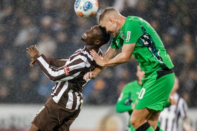 Hamburg, 1 November 2025 Football, 1 Bundesliga 2025 26, FC St Pauli Borussia MoÌˆnchengladbach Abdoulie Ceesay FC St Pauli, 9 , Nico Elvedi Borussia MoÌˆnchengladbach, 30 DFL REGULATIONS PROHIBIT ANY USE OF PHOTOGRAPHS AS IMAGE SEQUENCES AND OR QUASI VIDEO