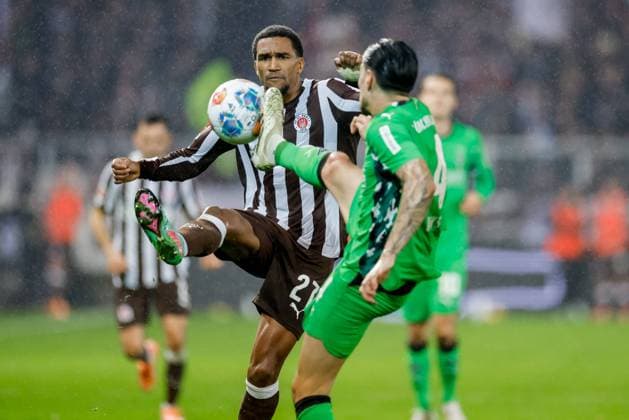 Hamburg, 1 November 2025 Football, 1 Bundesliga 2025 26, FC St Pauli Borussia MoÌˆnchengladbach Andreas Hountondji FC St Pauli, 27 , Kevin Diks Borussia MoÌˆnchengladbach, 4 DFL REGULATIONS PROHIBIT ANY USE OF PHOTOGRAPHS AS IMAGE SEQUENCES AND OR QUASI VIDEO