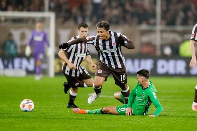 Hamburg, 1 November 2025 Football, 1 Bundesliga 2025 26, FC St Pauli Borussia MoÌˆnchengladbach Joel Chima Fujita FC St Pauli, 16 , Yannik Engelhardt Borussia MoÌˆnchengladbach, 6 DFL REGULATIONS PROHIBIT ANY USE OF PHOTOGRAPHS AS IMAGE SEQUENCES AND OR QUASI VIDEO