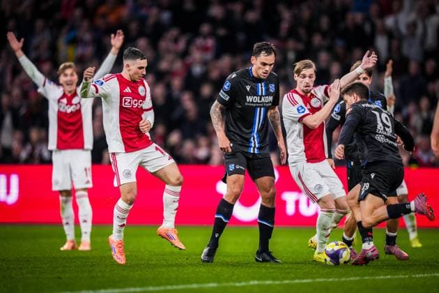 AMSTERDAM , 01-11-2025 , JohanCruyff Arena , season 2025 2026 , Dutch Eredivisie football , match between Ajax and sc Heerenveen , picture shows protest by ajax players after potential hands Ajax - Heerenveen  x31796631x Copyright: