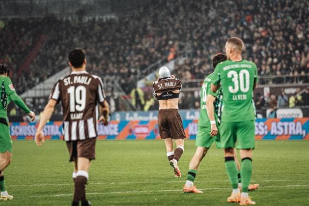 Soccer Men Season 2025 2026 Soccer Bundesliga 09 Matchday FC St Pauli vs Borussia Mönchengladbach 01 11 2025 Connor Metcalfe 24, FC St Pauli annoys Hamburg Millerntor Stadion Hamburg Germany