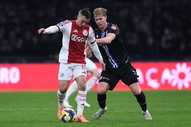 Soccer Honor Division 11 Matchday Ajax Amsterdam SC Heerenveen on 01 11 2025 at the Johan Cruijff ArenA in Amsterdam Oscar Gloukh Amsterdam , front Maas Willemsen Heerenveen , back xRx
