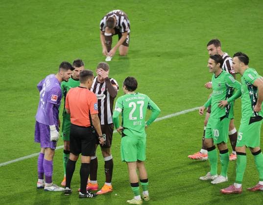 Discussion with referee Robert Hartmann after the 0 1 and VAR goalkeeper Nikola Vasilj FC St Pauli , Eric Smith FC St Pauli , Rocco Reitz Borussia Moenchengladbach Football, 1 BL, Season 2025 2026, Men, FC St Pauli vs Borussia Moenchengladbach, Millerntor Stadion DFL REGULATIONS PROHIBIT ANY USE OF PHOTOGRAPHS AS IMAGE SEQUENCES AND OR QUASI VIDEO
