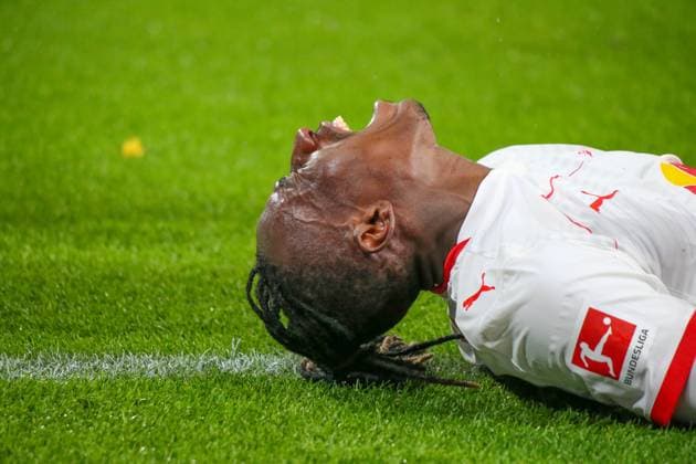 Germany Bundesliga 2025 26, 9 Matchday RB Leipzig vs VfB Stuttgart Red Bull Arena Stadion Leipzig Injury to player Yan Diomande RB Leipzig, 49 Leipzig Copyright: xAymanxAlahmedx